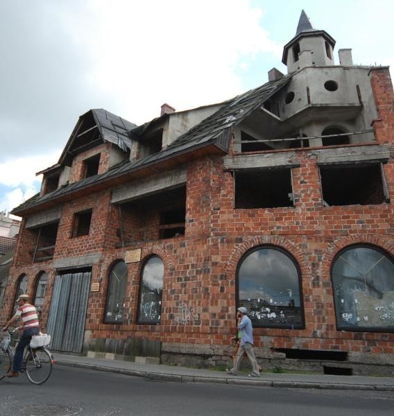 Właściciel tej "wizytówki" miasta stojącej przy ul. Ściegiennego nie rozumie, dlaczego ludziom jej widok przeszkadza...