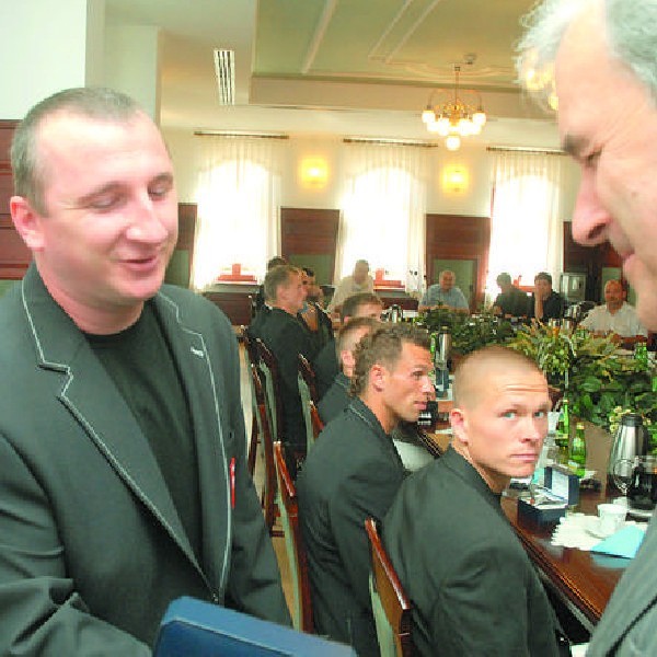 W środę Wojciech Knapik (z lewej) gościł w ratuszu, gdzie z rąk prezydenta Bydgoszczy Konstantego Dombrowicza (z prawej) odebrał piękny zegarek i życzenia sukcesu na olimpijskiej strzelnicy w Pekinie.