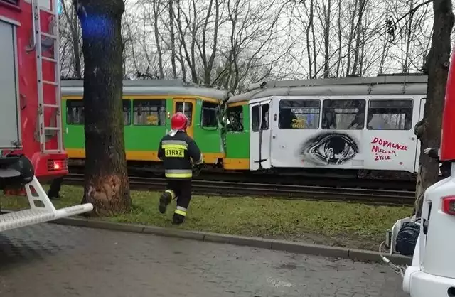 Do zderzenia tramwajów doszło w poniedziałek, 3 lutego przed godziną 16. - Na osiedlu Winiary doszło do usterki tramwaju i zerwania linii trakcyjnej. W "jedenastkę", która stanęła na torach, uderzyła nadjeżdżająca "dziewiątka" - informuje dyżurny nadzoru ruchu MPK Poznań.Przejdź do kolejnego zdjęcia --->