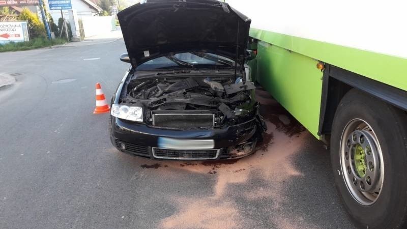 Chełmiec wypadek. Na ul. Marcinkowickiej zderzyły się trzy pojazdy. Dwóch rannych kierowców zabrano do szpitala