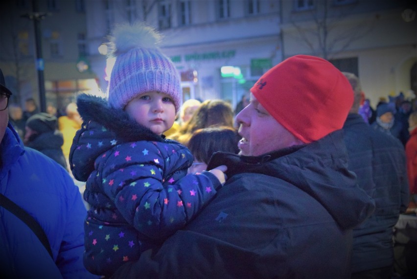 Wielka choinka rozbłysła na Rynku w Kędzierzynie-Koźlu. Mieszkańcy kolędowali w świątecznej atmosferze z chórem Echo Kresów