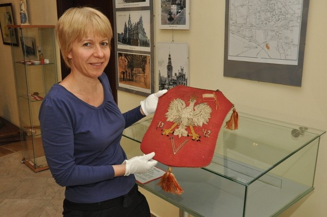 Godło rządu polskiego na uchodźctwie trafiło do głubczyckiego muzeum. Trzyma je dr Barbara Piechaczek.