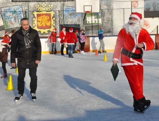 Podczas otwarcia lodowiska burmistrzowie Końskich Michał Cichocki i Krzysztof Jasiński &#8211; w stroju Mikołaja - jeździli na łyżwach.
