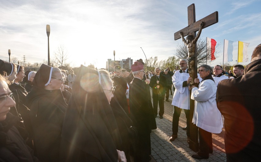 Rzeszów. Tłum wiernych na Drodze Krzyżowej w Parku Papieskim z udziałem biskupa Jana Wątroby [ZDJĘCIA]