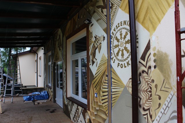 Malarki spędzają po kilkanaście godzin dziennie przy pracy nad muralem w Gorajcu. Dzieło będzie gotowe za tydzień.