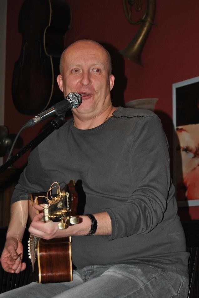 Gitara akustyczna i mikrofon wystarczyły, by koncert Piotra Bukartyka oczarował publiczność w Teatralnej.