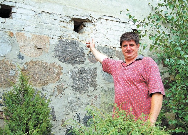 Mirosław Szczepański nie może pogodzić się z tym, że hodujący świnie sąsiad wybił w swojej chlewni otwory wentylacyjne, które odprowadzają przykre zapachy wprost na jego podwórko. 