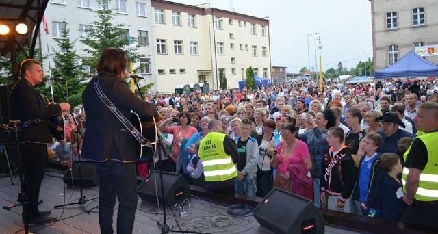 Starsi i młodsi mieszkańcy gminy świetnie się bawili podczas koncertu gwiazdy tegorocznych Dni Unisławia - zespołu Vox