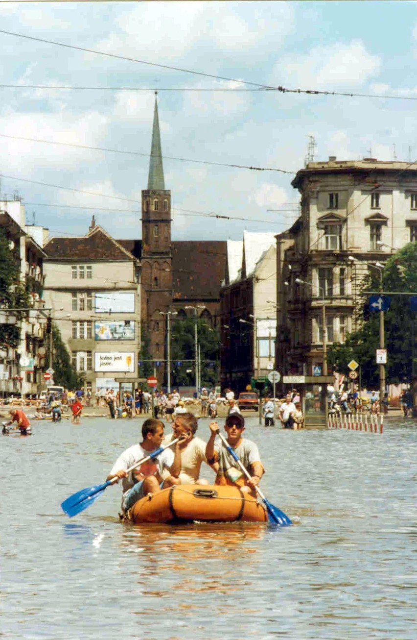 Zdjęcia powodzi we Wrocławiu. Można je obejrzeć na wystawie...