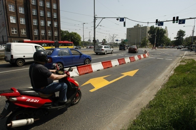 Wrocław: Nowa organizacja ruchu miała usprawnić przejazd. Na razie wprowadza zamieszanie (ZDJĘCIA)