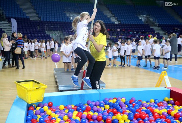 Prawie 350 dzieci wzięło udział w warsztatach lekkoatletycznych “Monika Pyrek Camp” w Szczecinie. Dzieci z klas podstawowych 1-3 m.in. skakały o tyczce i rzucały w dal.