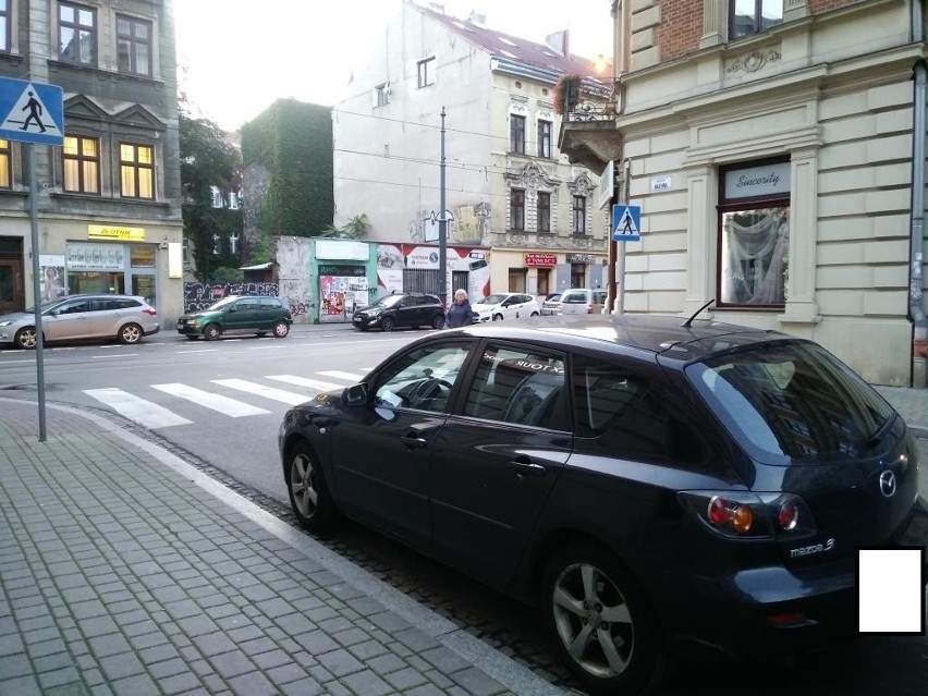 Kraków. "Mistrzowie parkowania" robią co chcą na ulicach