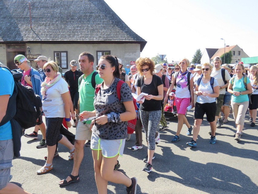 Gliwicka Piesza Pielgrzymka na Jasną Górę 2015: Pielgrzymi wyruszyli z Tworoga [ZDJĘCIA, WIDEO]