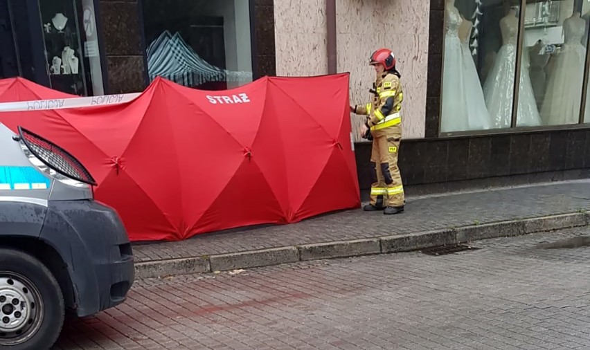 Alarm bombowy w Strzelcach Opolskich na Pl. Żeromskiego. Porzucona walizka narobiła sporego zamieszania