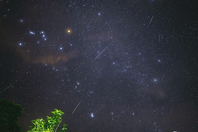 Do obserwowania meteorów nie potrzeba żadnego sprzętu. Wystarczy dobre miejsce z dala od źródła sztucznego światła i bezchmurne niebo.