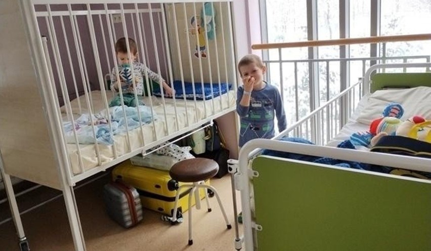 Piotruś i Damian z Sosnowca proszą o pomoc. Rodzice chłopców potrzebują środków, by opłacić kosztowną rehabilitację i badania dzieci