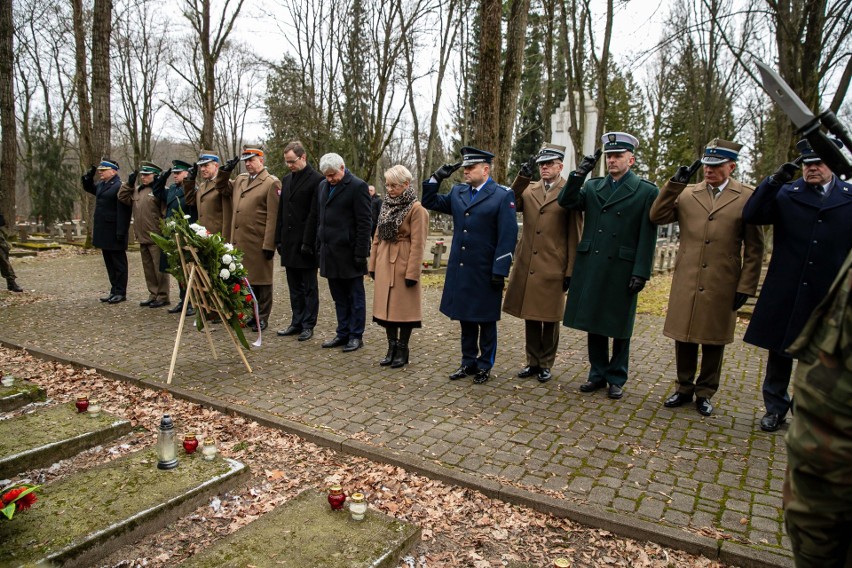 Złożenie kwiatów na cmentarzu wojskowym w Białymstoku