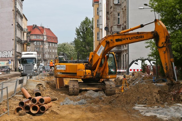 Ile kosztuje tramwaj, ile montaż wiaty przystankowej, a ile Teatr Muzyczny Capitol? Na te i inne pytania odpowiada Wrocławski Cennik na 2023 rok. Wszystkie dane z poszczególnych kategorii poznasz w naszej galerii!Przechodź do następnych slajdów za pomocą strzałek lub gestów >>>>>