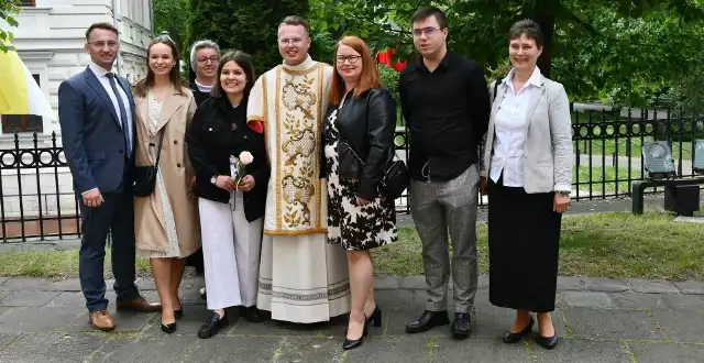 Diakon Mateusz Smolarczyk z parafii Podwyższenia Krzyża Świętego w Łopusznie ze swoimi przyjaciółmi i znajomymi.
