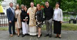 Trzej nowi diakoni w diecezji kieleckiej po mszy świętej w katedrze przyjmowali życzenia od rodzin, przyjaciół i znajomych. Zobacz zdjęcia 