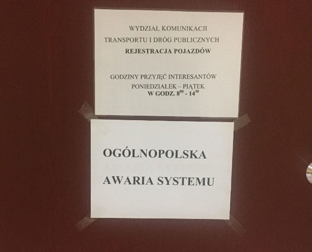 Na drzwiach wydziału komunikacji włoszczowskiego starostwa pojawiła się informacja o ogólnopolskiej awarii systemu i problemach związanych z rejestracją pojazdów.