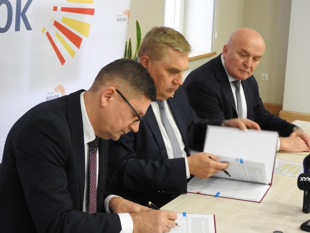 Prezydent podpisał jako reprezentant Białostockiego Obszaru Funkcjonalnego umowę 2-letnią z PGE Obrót na zakup prądu. 