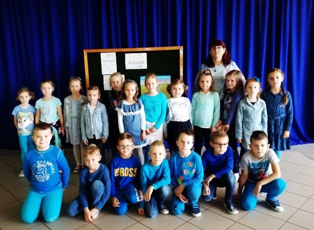 Ubrani na niebiesko uczniowie klasy I Szkoły Podstawowej imienia Jana Pawła II w Pawłowie