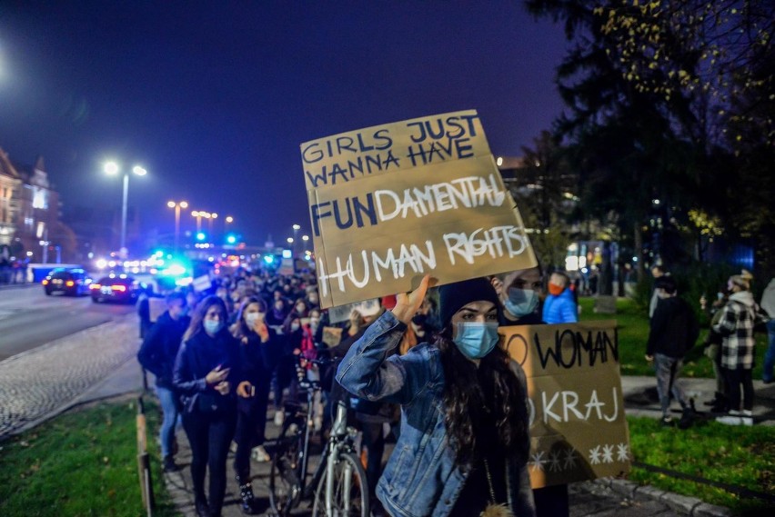 Poniedziałek 26.10.2020 r. jest kolejnym dniem protestów po...