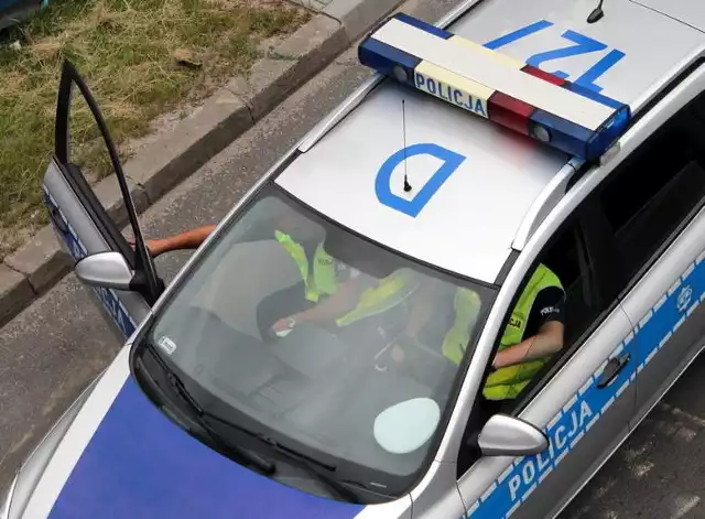 Sprawca kolizji zamknął się w samochodzie przed policjantami. Był pijany