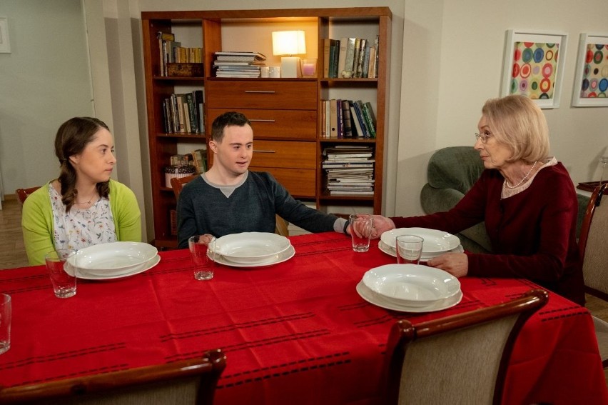 Scena z "KLanu" Maciek ze swoją żoną i babcią.