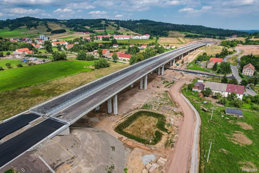 Sieć dróg na Dolnym Śląsku w ostatnich latach rozwija się...