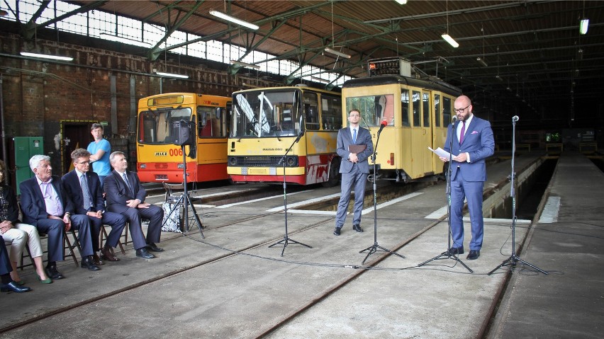 W zajezdni Dąbie stoi dziś kilka zabytkowych pojazdów...