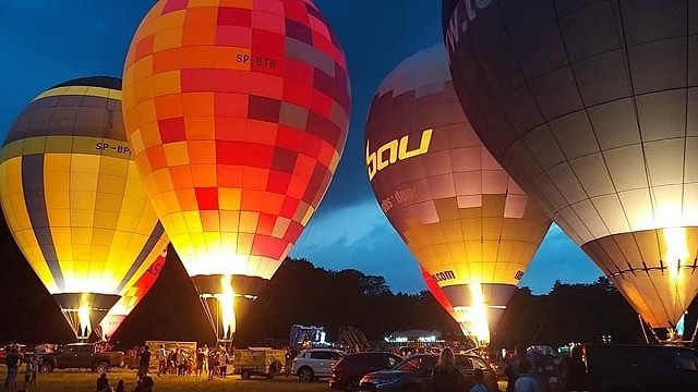 Zawody balonowe na Jurze. Mieszkańcy i turyści mogą oglądać balony w Janowie i Olsztynie Zobacz kolejne zdjęcia. Przesuwaj zdjęcia w prawo - naciśnij strzałkę lub przycisk NASTĘPNE