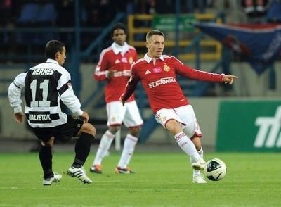 Łukasz Garguła wszedł na boisko w drugiej połowie meczu, szczęśliwszej dla Wisły, z lewej - Hermes (Jagiellonia) Fot. Michał Klag