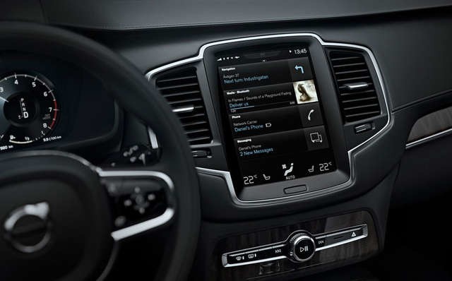 Volvo xc90 wyposażone w system Android Auto. Obok kierownicy znajduje się dużi i przejrzysty dotykowy wyświetlacz