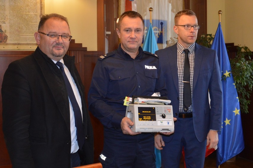 Skawina. Ratownicy z Pogotowia Ratunkowego będą szkolić policjantów obsługiwania defibrylatora.