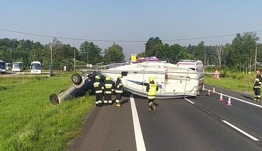 Pogórska Wola. Samochód wiozący łódź wpadł do rowu i dachował [ZDJĘCIA]