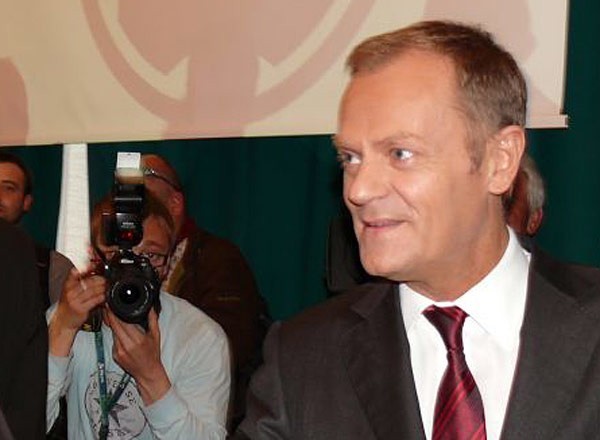 Premier Tusk w sali konferencyjnej Huty Stalowa Wola.