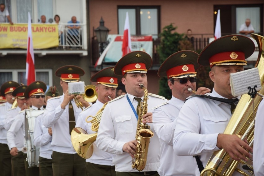 Parada i tańce instrumentalistów w Skale. Festiwal Orkiestr Wojskowych i Dętych