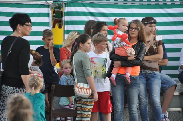 Mała Kaja Szary (z prawej, na ręku u mamy) potrzebuje wsparcia. Osobiście oglądała koncert charytatywny na scenie letniej MCK. 