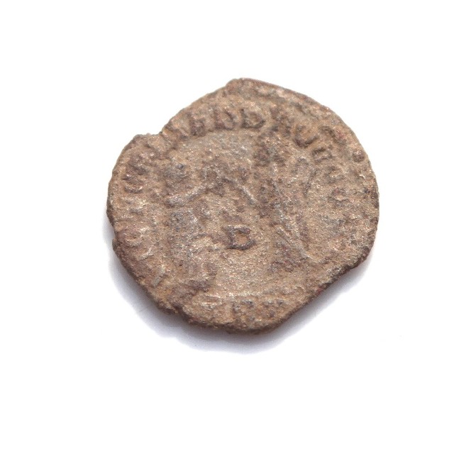 Monety wydobyte z ziemi pomogą w dokładnym datowaniu obiektu. Na awersie widać głowę mężczyzny, na rewersie dwie postacie.