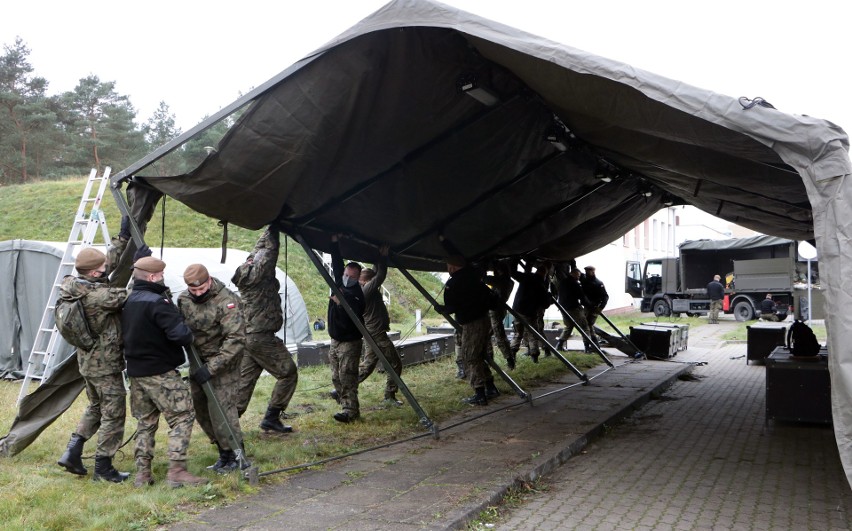 Żołnierze WOT budują mobilny punkt wymazów przy szpitalu w...