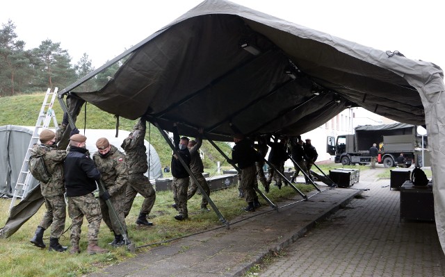 Żołnierze WOT budują mobilny punkt wymazów przy szpitalu w Grudziądzu. Ruszy on najprawdopodobniej w nadchodzącym tygodniu