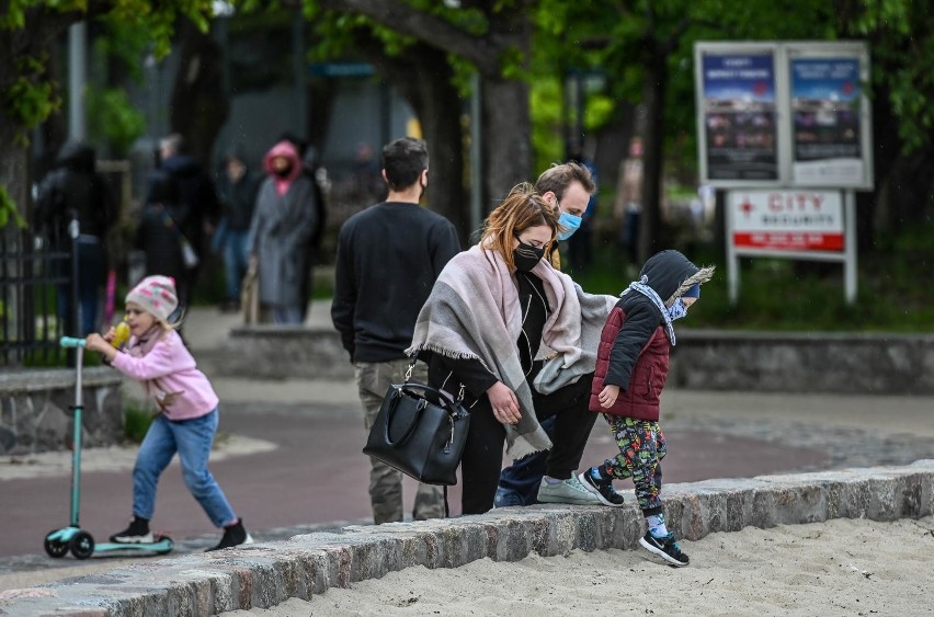 W zgromadzeniach publicznych może uczestniczyć max. 5 osób....