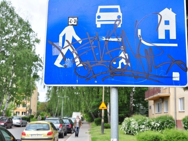 Bohomazy na znaku drogowym przy ulicy Waryńskiego w Tarnobrzegu.