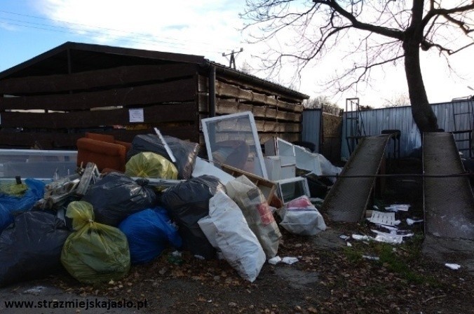 W Jaśle kamery minitoringu wyłapują osoby podrzucające śmieci. Sypią się surowe kary [ZDJĘCIA]