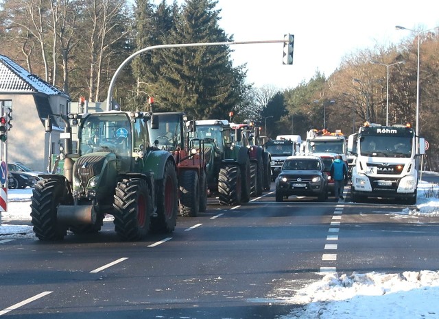 Protest rolników już w środę (24 stycznia). Gdzie będzie można ich spotkać na Pomorzu? Na zdjęciu protest rolników na granicy polsko-niemieckiej z 8 stycznia 2024 roku.