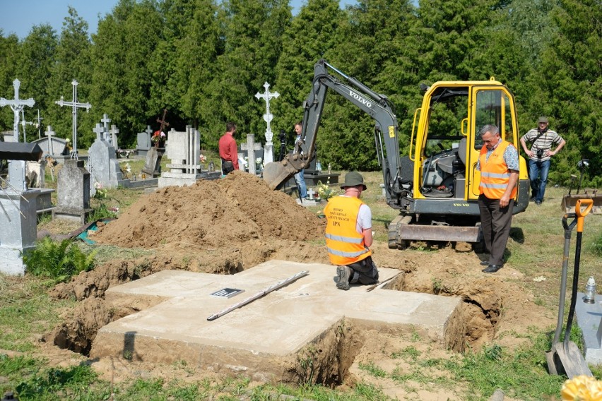 W czwartek rano Instytut Pamięci Narodowej rozpoczął badania...