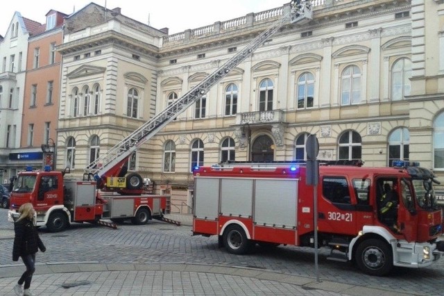 Strażacy interweniują na Krakowskiej w Opolu. Na jednym z budynków oberwał się fragment blachy.