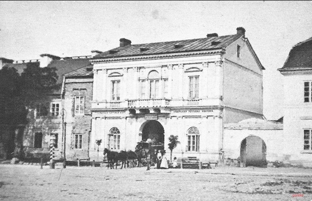 1881 , Karetka pocztowa przed urzędem pocztowym przy ul.Malczewskiego. Zdjęcie z archiwum Muzeum im.Jacka Malczewskiego.